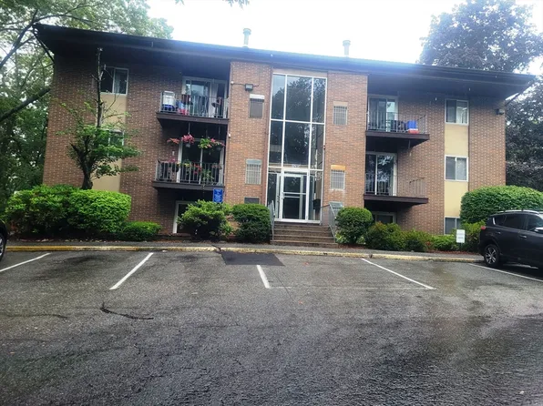 1285 Lawrence St #C8, Lowell, MA 01852