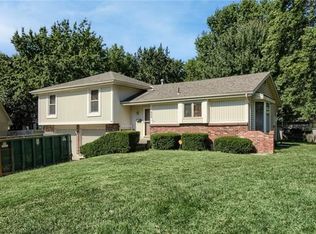 1805 NW Hunters Dell Ct, Blue Springs, MO 64014