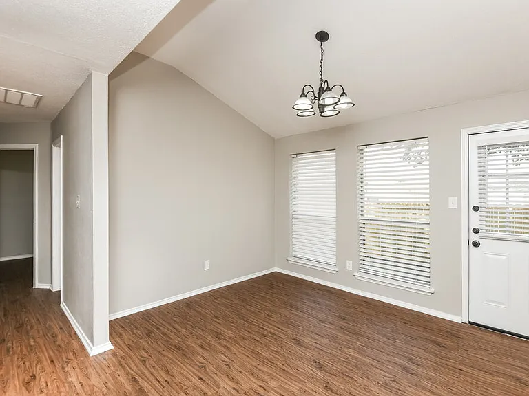 415 Faircrest Dr — Photo 5