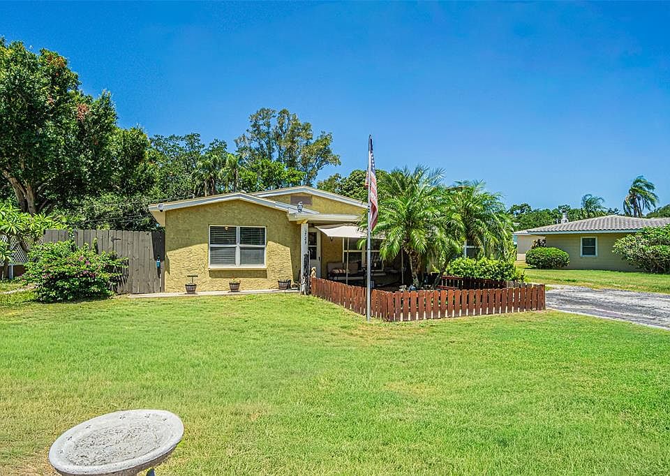 1st image of 721 Oleander Way S