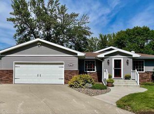 901 Spicer Rd, Albert Lea, MN 56007