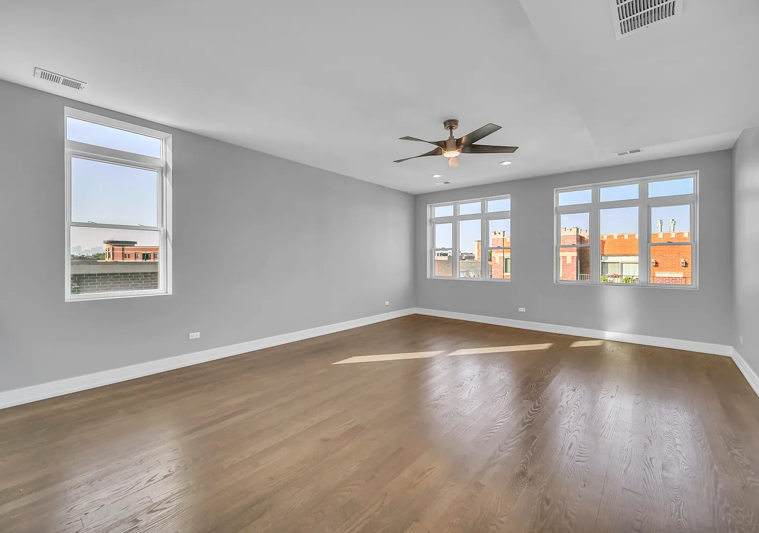3 bed, 1900 sqft, $3,995 — Photo 2