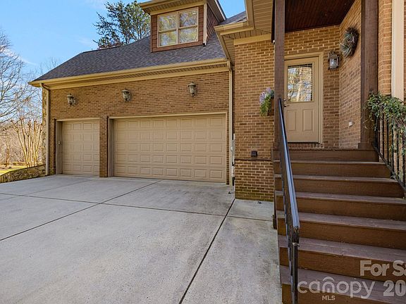 5th image of 2379 Metcalf Dr
