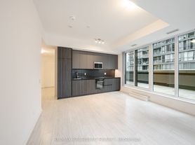 400 King St W