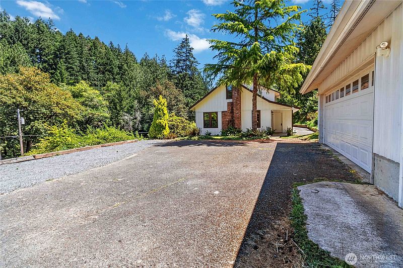 4th image of 1790 Little Hanaford Road