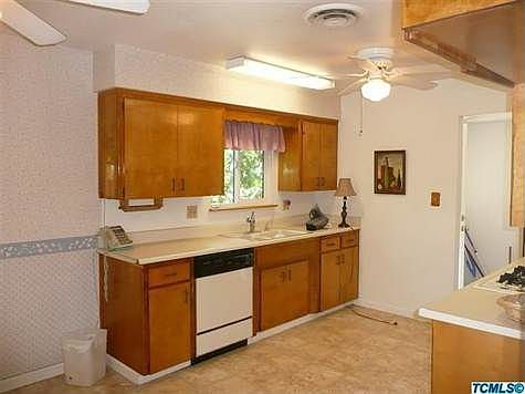 5th image of 1042 S Redwood Dr