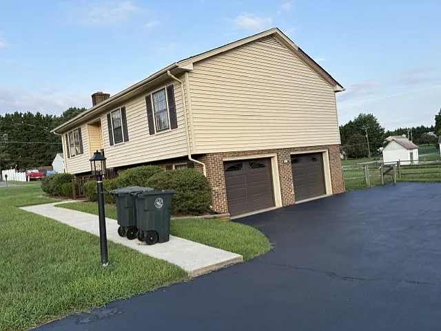 3 bed, 2400 sqft, $1,875 — Photo 2