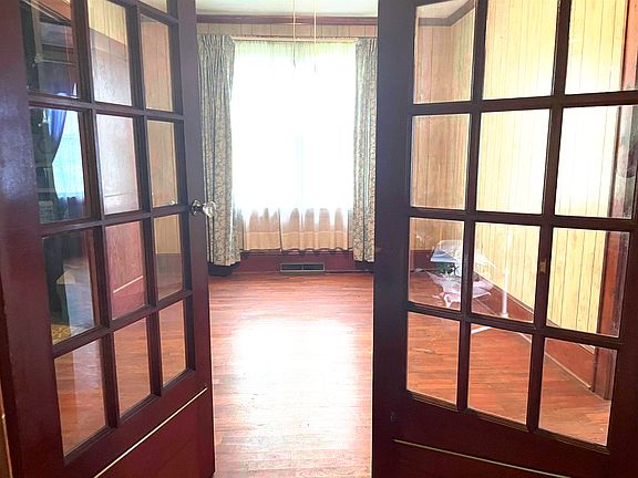 2nd image of 365 Greenbriar Rd