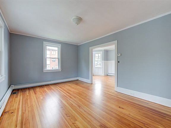 3rd image of 147 Glen Head Rd