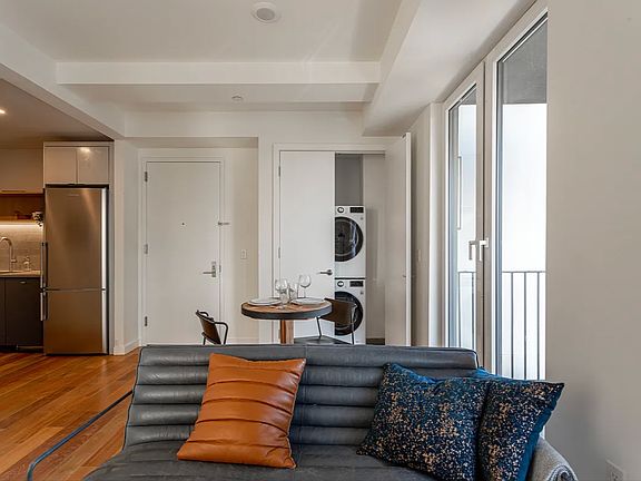 4th image of 93 Kenilworth Pl #7B
