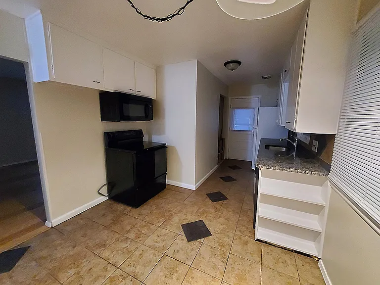 7214 E Castle Dr — Photo 2