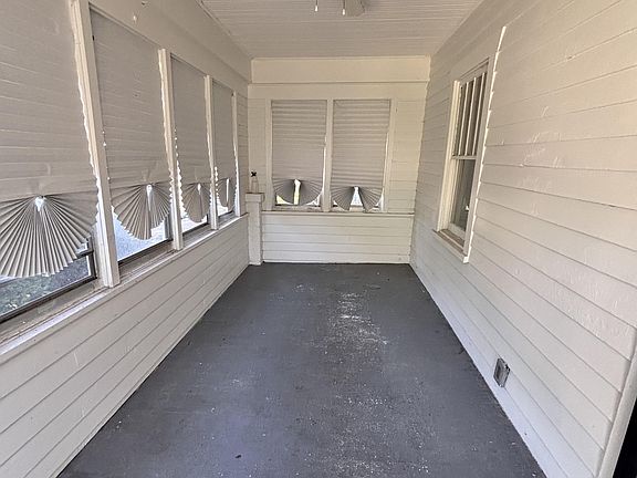 3rd image of 825 W Elm St