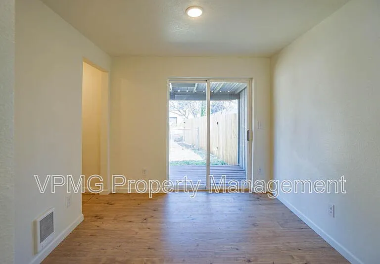 10412 NE 71st St — Photo 12