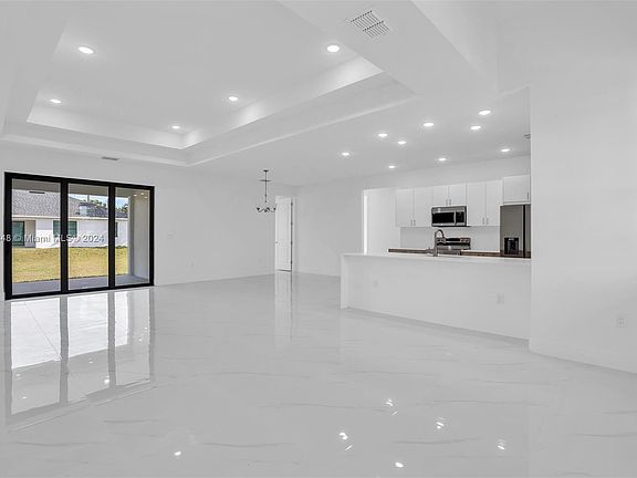 2nd image of 813 Poinsettia Ave