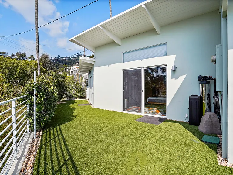 8411 Hollywood Blvd — Photo 33