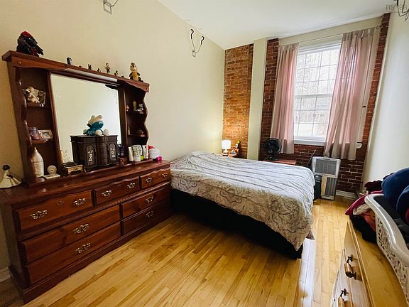 5th image of 215 King St Unit 204