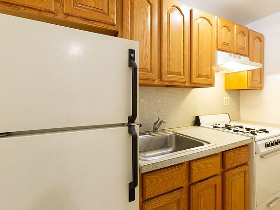 5th image of 928 President St APT A1