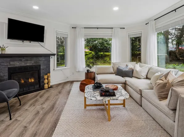 175 W 4th St #107, North Vancouver, BC V7M 1H6