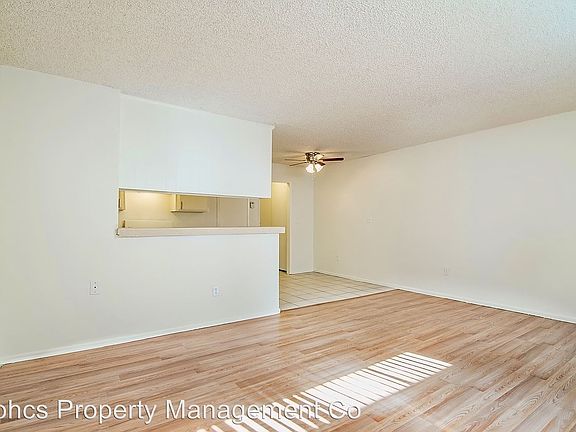 4th image of 14831 Delano St APT 07
