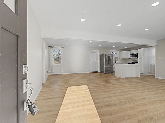 4th image of 652 Harding Pl