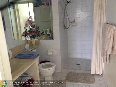 4th image of 815 SE 19th Ave APT 105