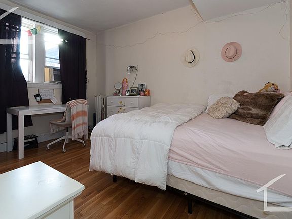 4th image of 72RER Egmont St #5