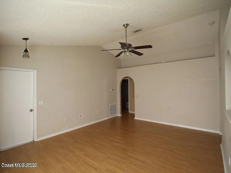 2230 Redwood Cir NE — Photo 2