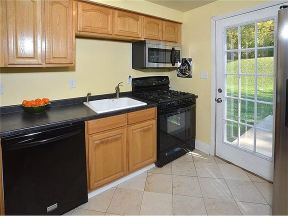 3rd image of 105 Sioux Dr