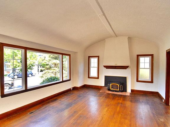 2nd image of 1021 Laguna Ave