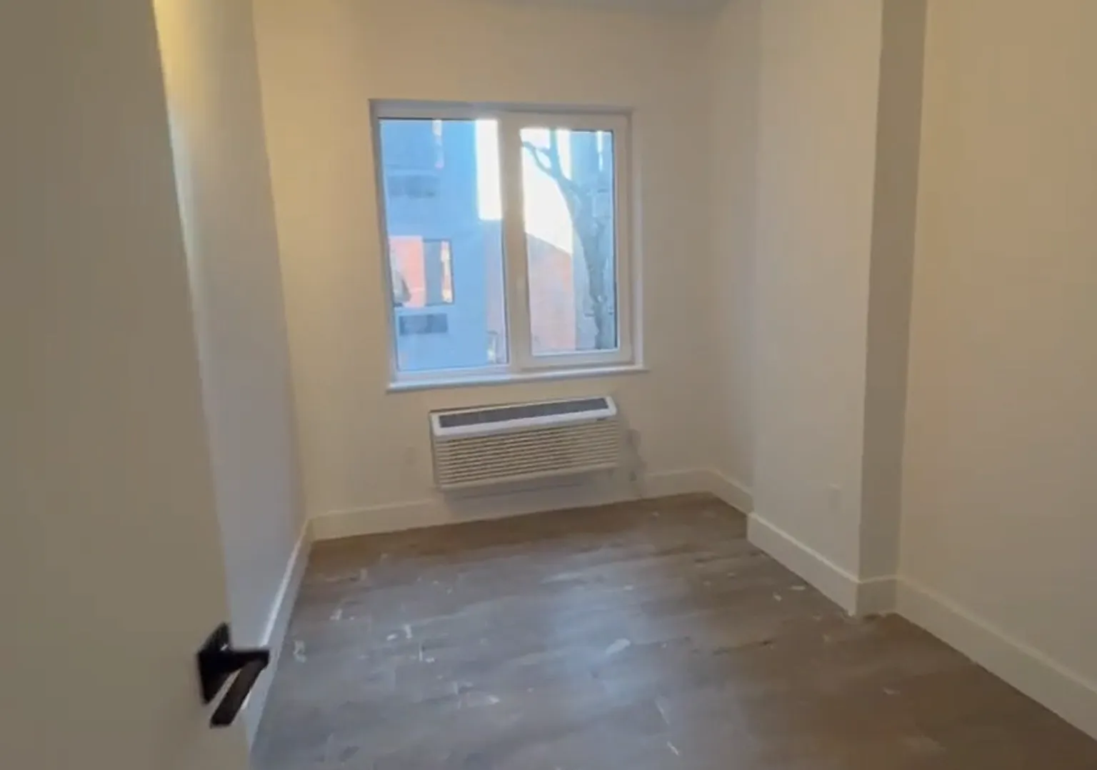 3 bed, 900 sqft, $3,373 — Photo 3