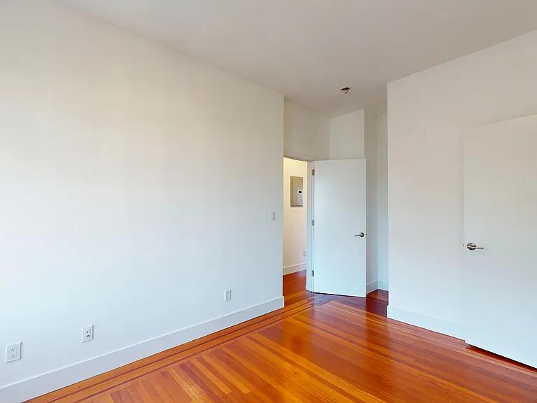 1433 Clay St #15 — Photo 9