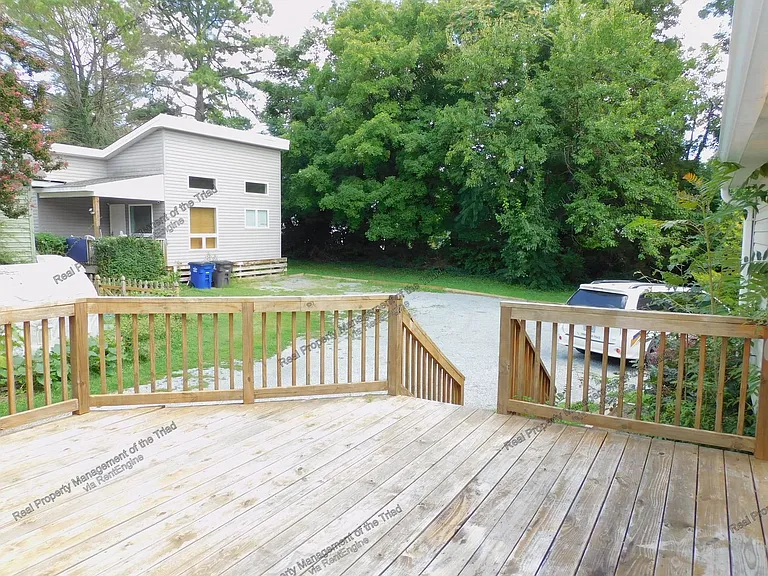 936 Albert St — Photo 17
