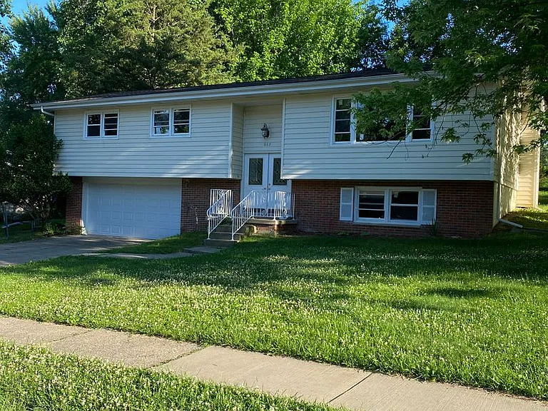 883 Roanoke Dr — Photo 1