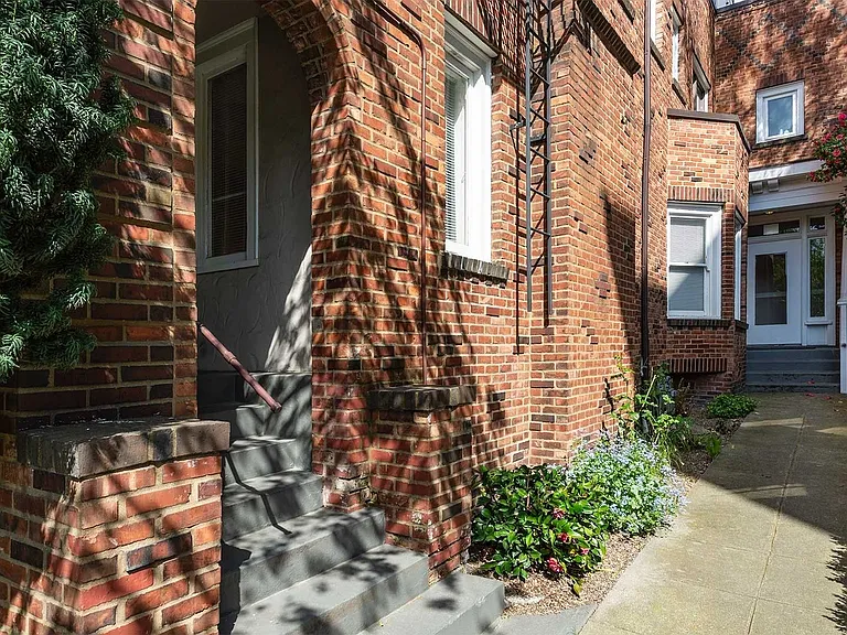 220 Belmont Ave E — Photo 2