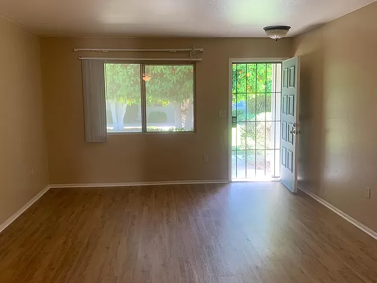 10620 W Coggins Dr — Photo 2