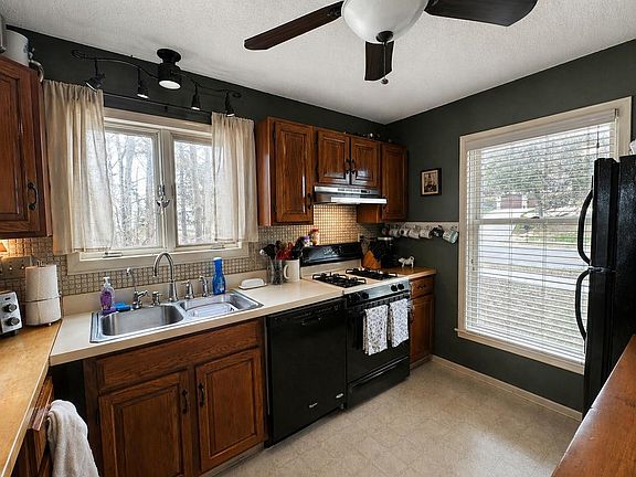 3rd image of 132 Rivermount Terrace