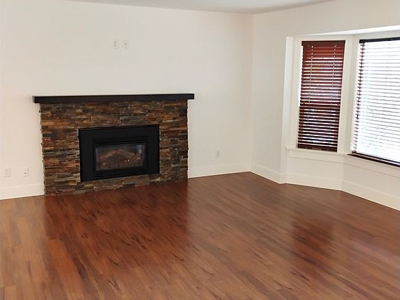 4th image of 3176 Old Clayburn Rd