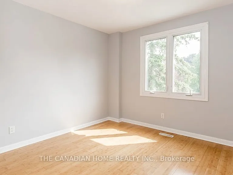 802 Pam Cres — Photo 11
