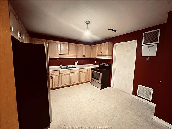 4th image of 576 Broadway St #E