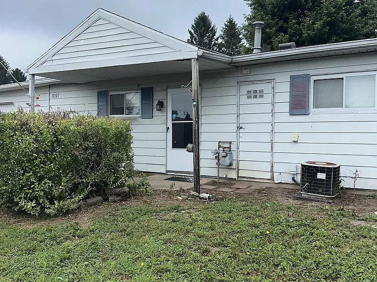 1052 N Lincoln St — Photo 1