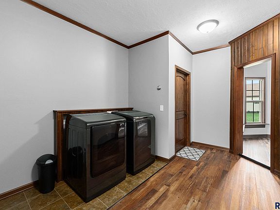 4th image of 821 W 1st Ave