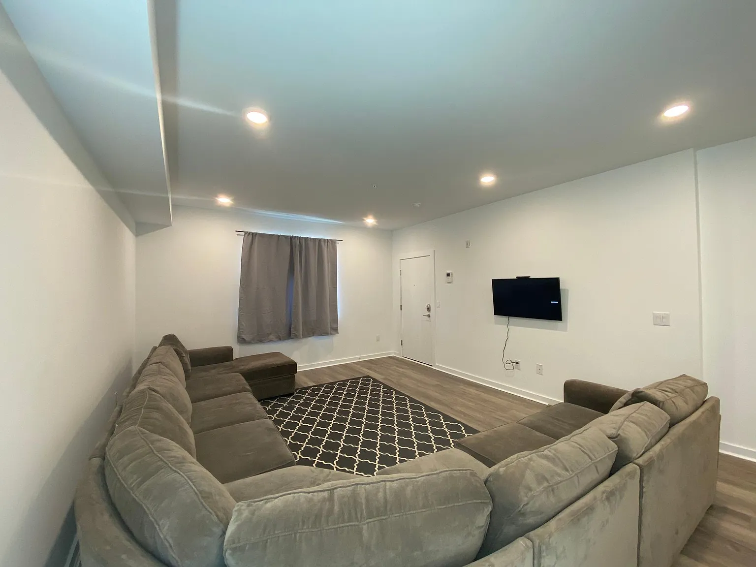 4 bed, 1877 sqft, $3,000 — Photo 2
