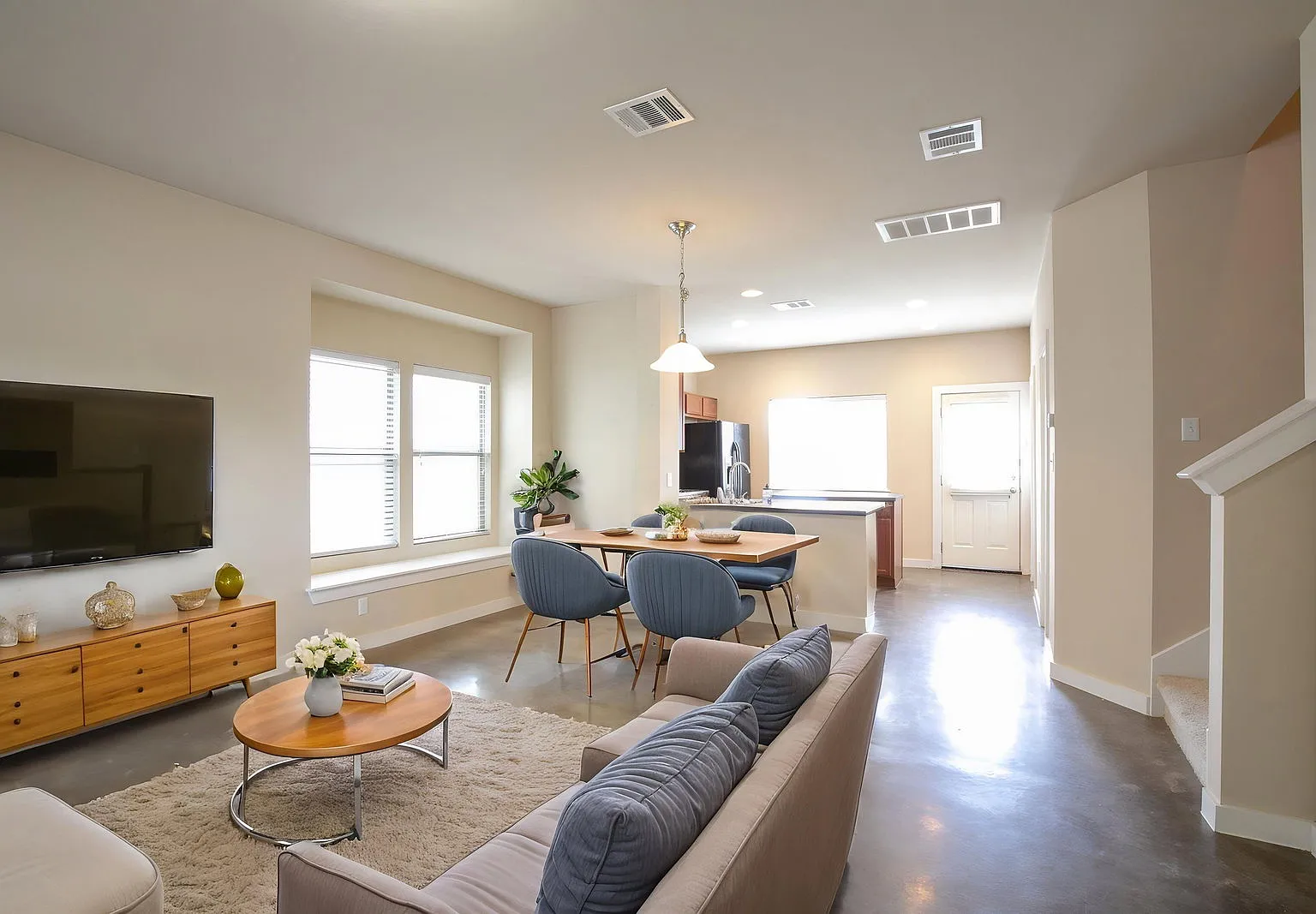 2 bed, 2.5 bath, 1294 sqft, $1,650 — Photo 1