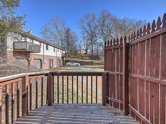 2nd image of 117 Autumn Creek Ln