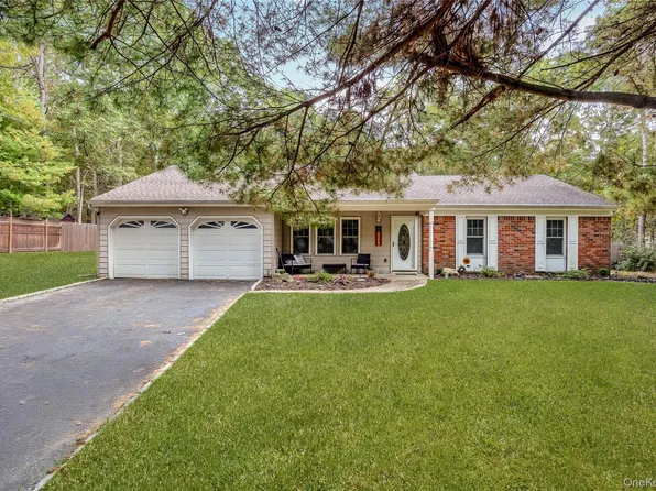 11 Cobblestone Drive, Ridge, NY 11961