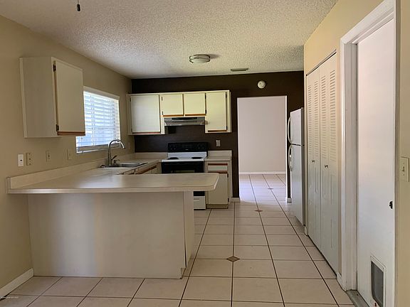 2nd image of 601 Seven Gables Cir SE