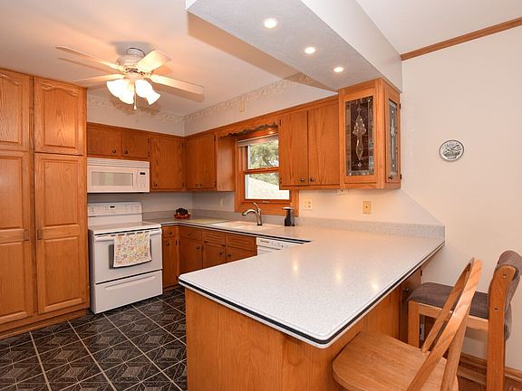 4th image of W67N684 Evergreen Blvd