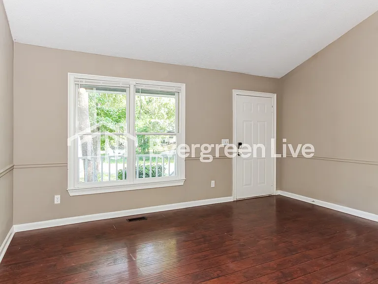 313 Netherland Dr — Photo 2