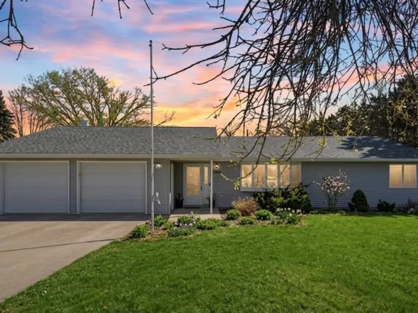 3885 Mohler Rd, Center Point, IA 52213