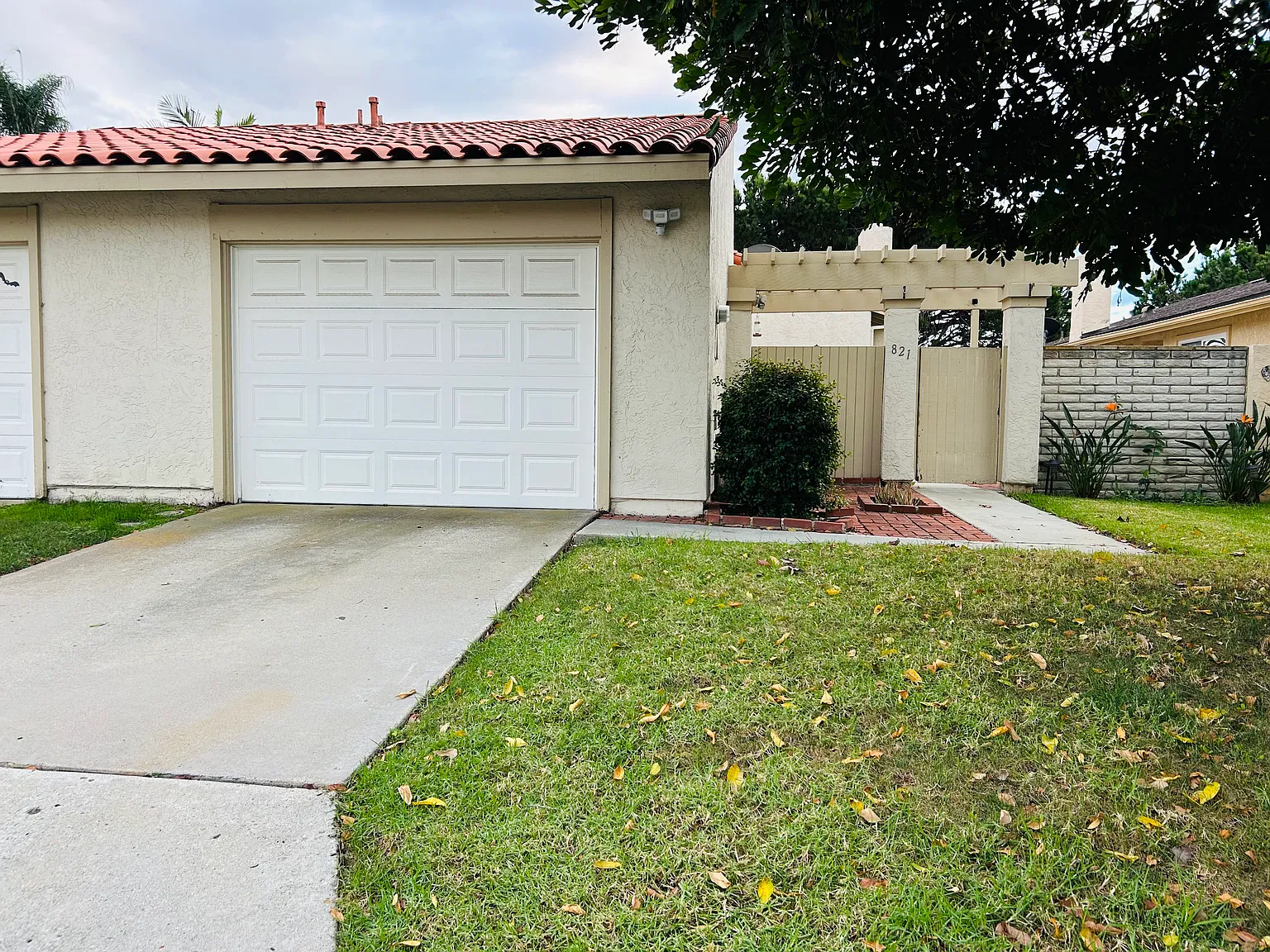 2 bed, 839 sqft, $3,300 — Photo 1